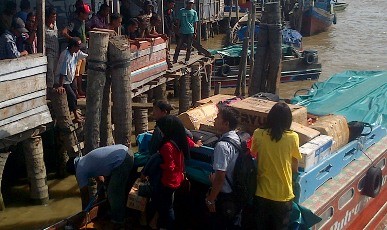 Penumpang memadati pelabuhan di Tungkal